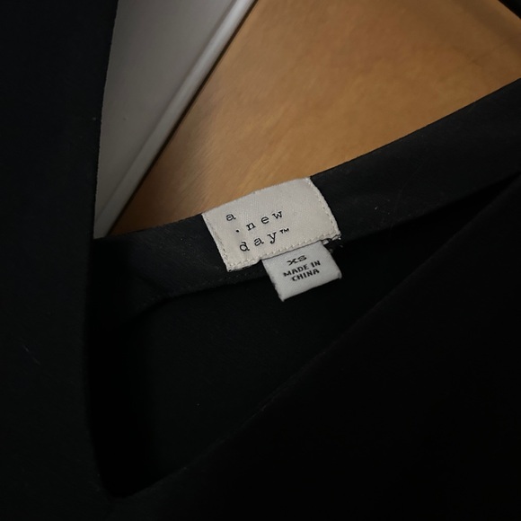 Elegant Black V-Neck Dress - Picture 3 of 3